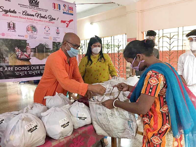 Rotaractors distributing flood relief assistance under Project Sahyata.