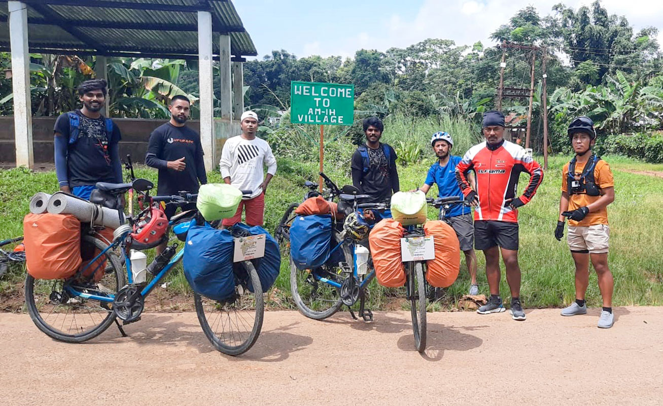 Hemanth (L) and Dhanush (4th from R) along with Meghalaya cyclists and local Rotaractors. 