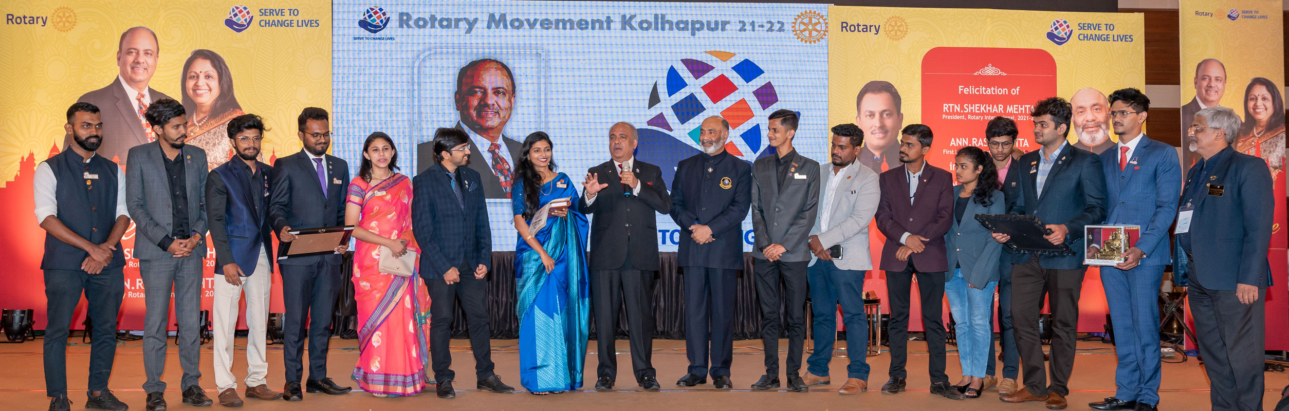 RI President Shekhar Mehta with DG Gaurish Dhond (on his left), DRR Vishakha Pednekar (on his right) and Rotaractors at an event in Kolhapur. 
