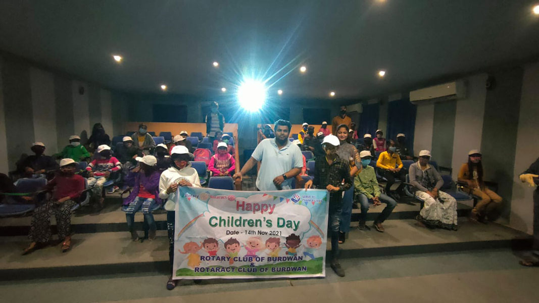 Children at the Meghnad Saha Planetarium, ­Burdwan, with Rtr Prithwijoy Shome at the centre.