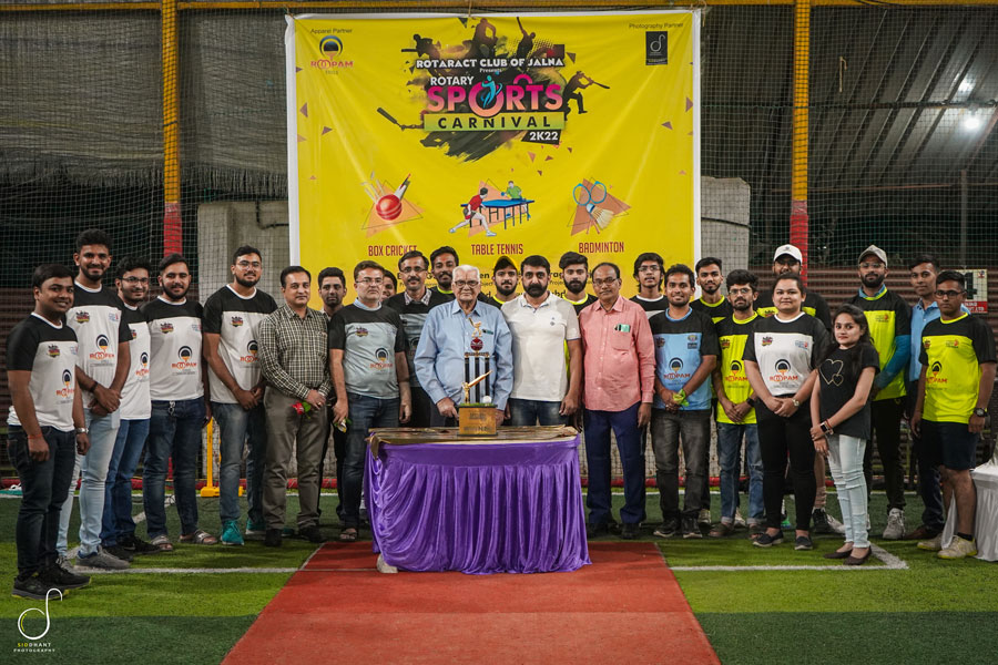 Rotaractors and participants with Rtn Shriniwas ­Bakkad who inaugurated the sports carnival.