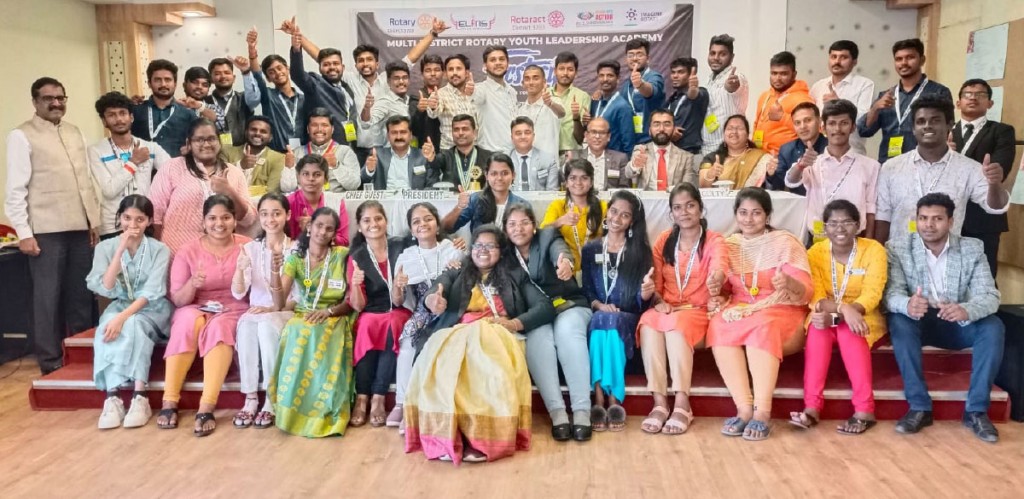 DG B Elangkumaran (3rd from L, sitting) with DRR Shreevarshan to his right, along with Rotaractors, at the valedictory session of RLYA. 