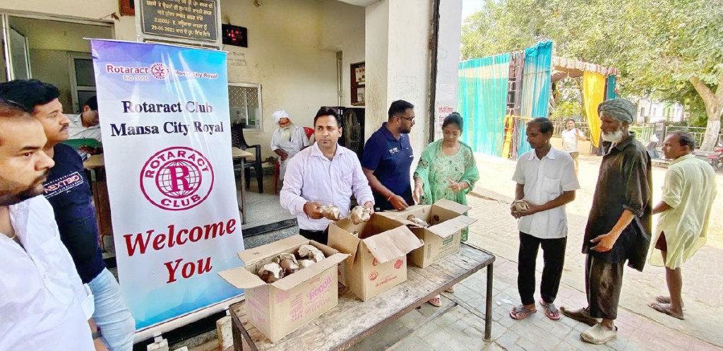 Club members distributing food to daily wage workers.