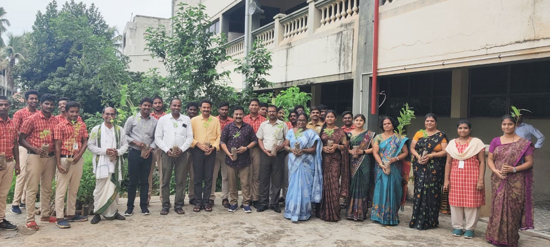  SPACES Degree College principal K Veerraju (centre), to his left is club president Pardha Saradhi Ayyangar, second from right is RAC Sabala president Lahari with Rotaractors, students and faculty. 