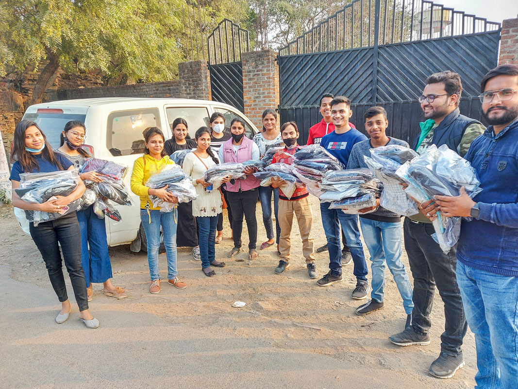 Rotaractors with blankets ready for distribution