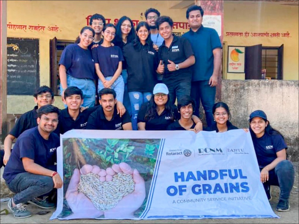 Rotaractors at Project Handful of Grains.