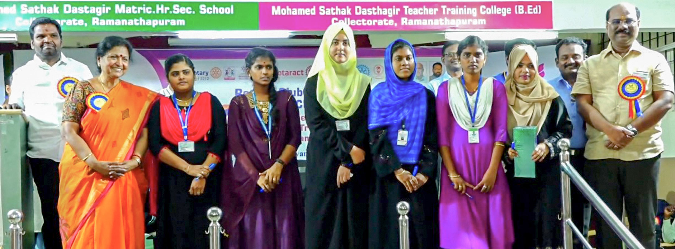 Educationist Jayanthasri Balakrishnan, the lead speaker in the Yadhumanaval programme, with school and college students.