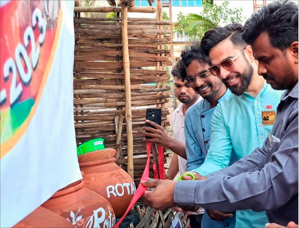 RAC Chhindwara trainer and DRR-elect Aman Khan (2­nd from R) and club president Sufi Abdul Tehseen (3rd from R) at the inauguration of a water booth.