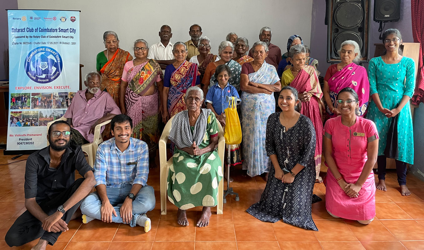 RAC Coimbatore Smart City president Vishruthi Premanand (right, front row) with inmates and Rotaractors at the Nahomea old age home.