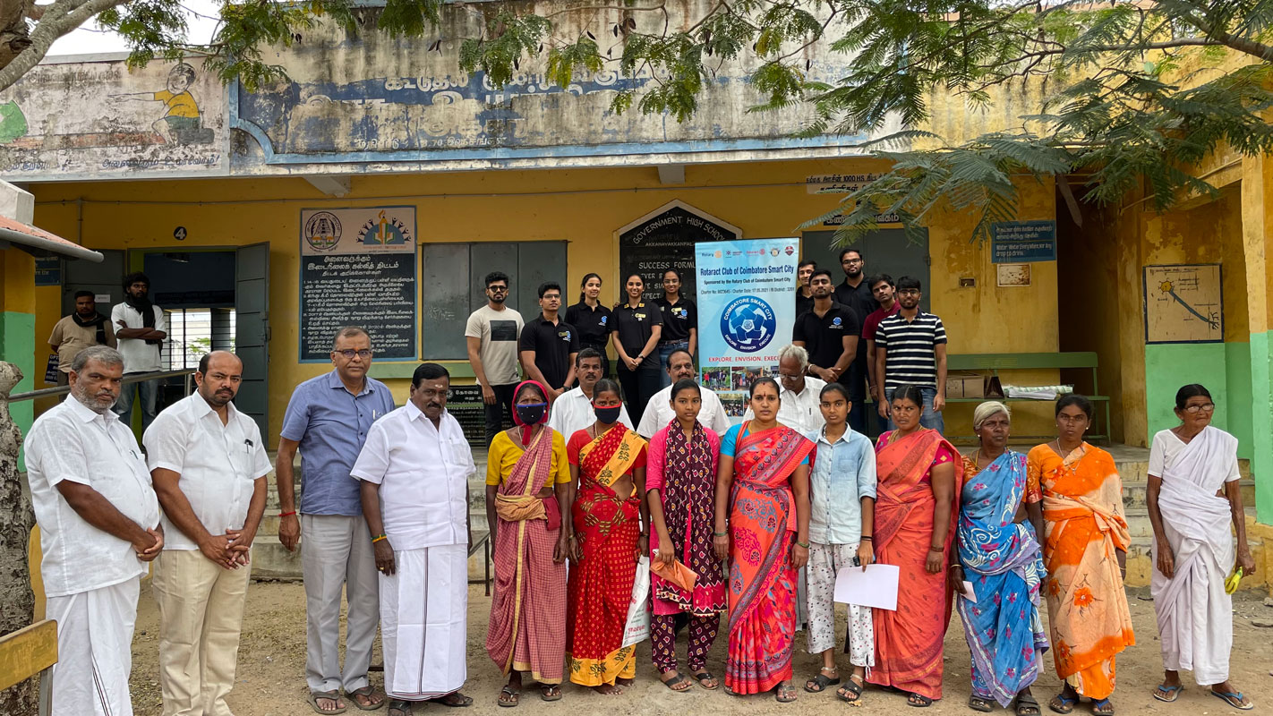 Rotaractors (in the background) at the Government High School, ­Akkanaickenpalayam, during Project Pallikoodam. 