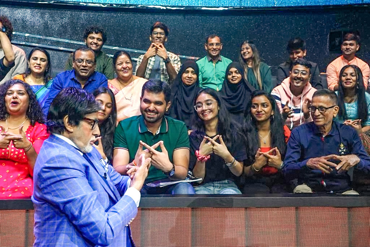 RID 3141 Rotaractors teach Amitabh Bachchan to create the ‘infinity’ symbol — the district’s logo for this Rotary year.